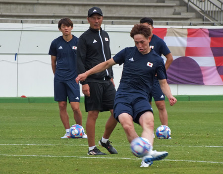 練習でシュートを放つサッカー男子の植中朝日（手前）＝２２日、フランス・ボルドー