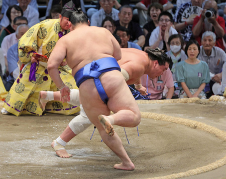 照ノ富士（奥）は大の里に突き落としで敗れ、初黒星＝２４日、愛知・ドルフィンズアリーナ