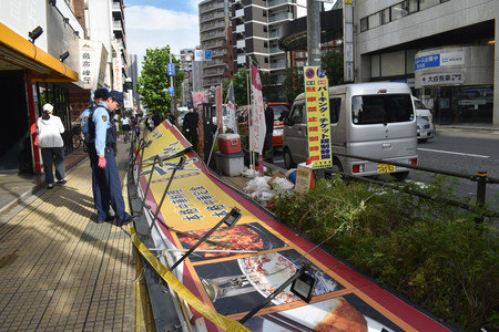 男性が負傷した、突風によりビルから落下したとみられる看板＝２４日午後、埼玉県川口市