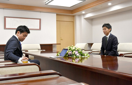 宮下宗一郎青森県知事（左）と会談する同県むつ市の山本知也市長＝２４日午後、青森県庁