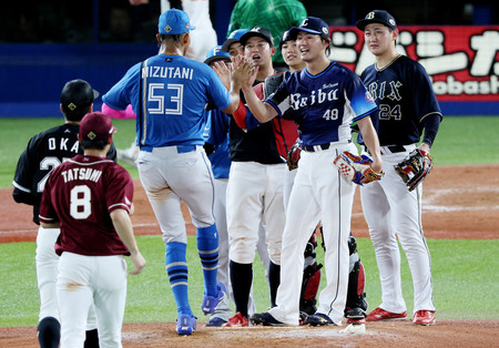 全セを破り、喜ぶ全パナイン＝２４日、神宮