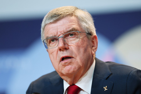 記者会見する国際オリンピック委員会（ＩＯＣ）のバッハ会長＝２３日、パリ