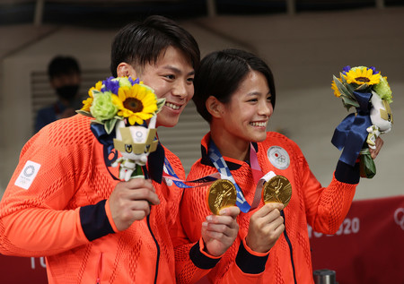 金メダルを手にする東京五輪柔道男子６６キロ級優勝の阿部一二三（左）と女子５２キロ級優勝の阿部詩＝２０２１年７月、東京・日本武道館