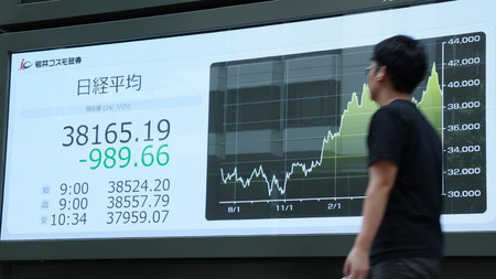 日経平均株価を示すモニター＝２５日午後、東京都中央区