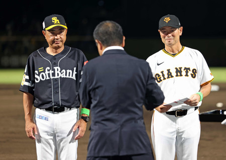 試合後に目録を贈呈される全イの桑田監督（右）と全ウの松山監督（左）＝２０日、兵庫・姫路ウインク