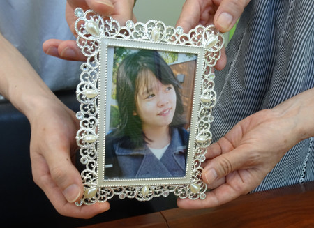 相模原殺傷事件で亡くなった美帆さんの写真を持つ母（右）＝８日