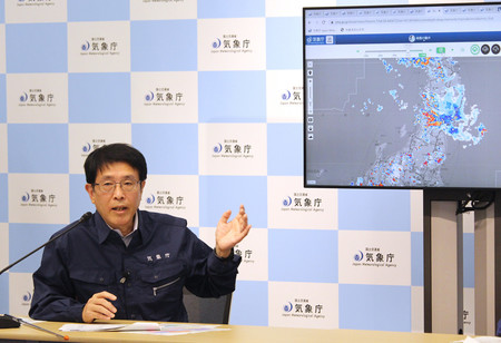 山形県に出した大雨特別警報について説明する気象庁の杉本悟史予報課長＝２５日午後、同庁