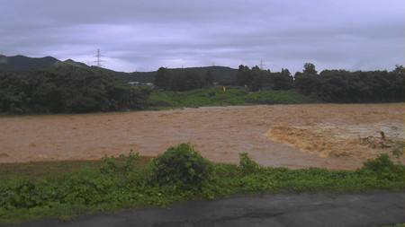 大雨で増水した日向川＝２５日午後、山形県遊佐町（山形県提供）