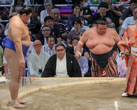 貴景勝（右）は大の里に上手投げで敗れ７敗目＝２５日、愛知・ドルフィンズアリーナ