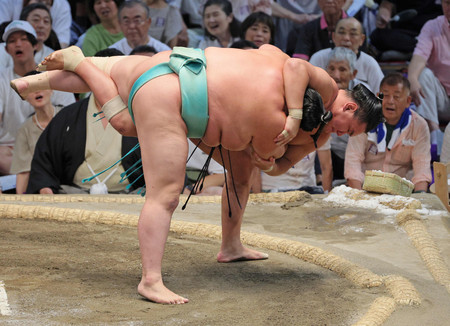 豊昇龍（奥）は琴桜を首投げで破る＝２５日、愛知・ドルフィンズアリーナ