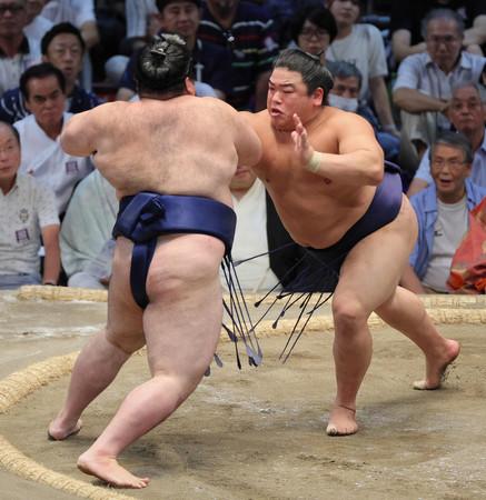 平戸海（右）は豪ノ山を押し出しで下し、勝ち越しを決める＝２５日、愛知・ドルフィンズアリーナ