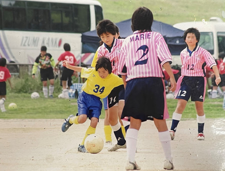 小学４年の頃の長谷川唯選手（中央下）＝２００６年７月（田中治夫さん提供）