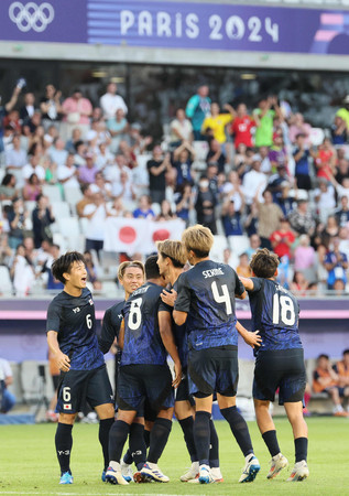 パラグアイ戦の後半、藤尾のゴールを喜ぶ日本の選手＝２４日、ボルドー