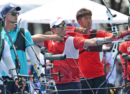 男子ランキングラウンドで的を狙う古川高晴（左から２人目）＝２５日、パリ