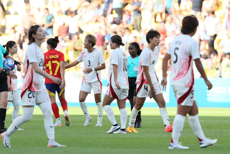 女子１次リーグでスペインに敗れた日本＝２５日、ナント