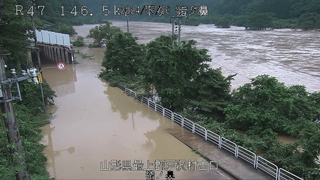 山形県戸沢村で氾濫した最上川中流（２６日午前撮影の監視カメラ画像、山形河川国道事務所提供）