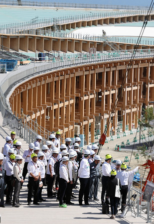 ２０２５年大阪・関西万博のシンボル「大屋根リング」を視察する万博首長連合の参加者＝２６日午後、大阪市此花区