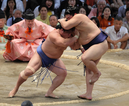 平戸海（右）を押し出す若隆景＝２６日、愛知・ドルフィンズアリーナ