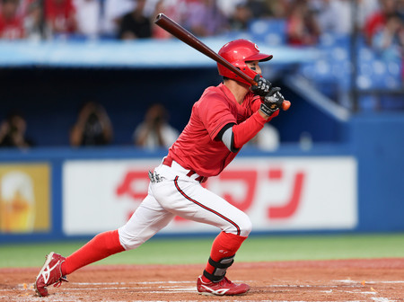 ２回、逆転の３点三塁打を放つ広島の矢野＝２６日、神宮