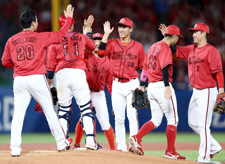 ヤクルトに勝利し喜ぶ広島ナイン＝２６日、神宮