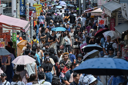 人で混み合う竹下通り＝２５日、東京都渋谷区（ＡＦＰ時事）