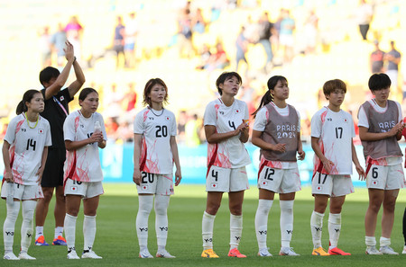 女子１次リーグでスペインに敗れ、観客にあいさつする熊谷（右から４人目）ら＝２５日、ナント