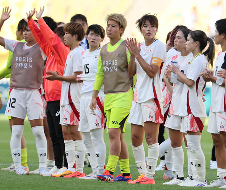 女子１次リーグでスペインに敗れた日本＝２５日、ナント