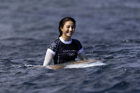 パリ五輪を控えて練習に臨む松田詩野＝２４日、仏領タヒチ島チョープー（ＡＦＰ時事）