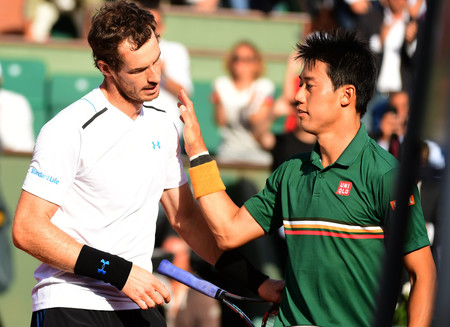 全仏テニスの男子シングルス準々決勝、マリー（左）に敗れた錦織圭＝２０１７年６月、パリ（ＥＰＡ時事）