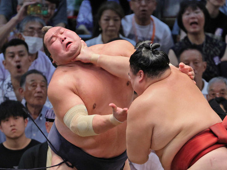 隆の勝（右）に攻められる照ノ富士。寄り切りで敗れ２敗目＝２７日、愛知・ドルフィンズアリーナ