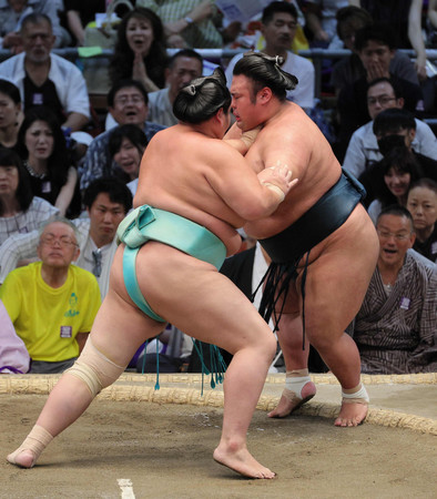 貴景勝（右）は琴桜に押し出され９敗目＝２７日、愛知・ドルフィンズアリーナ