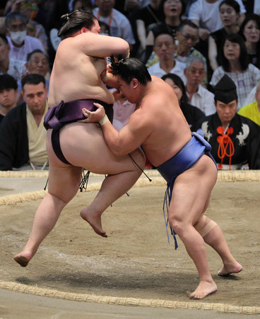 王鵬（左）を押し出し１０勝目を挙げた若隆景＝２７日、愛知・ドルフィンズアリーナ