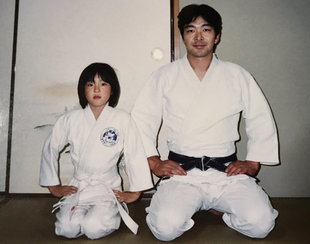 小学生の頃の角田夏実選手（左）と父佳之さん（佳之さん提供）