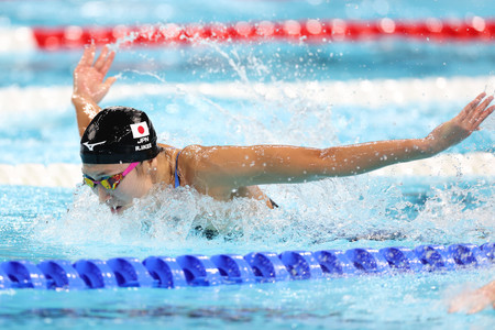 女子１００メートルバタフライ予選で力泳する池江璃花子＝２７日、パリ