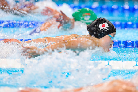 女子１００メートルバタフライ予選で力泳する平井瑞希＝２７日、パリ