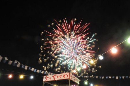 新型コロナウイルス流行前の夏祭りで打ち上げられた花火＝２０１９年８月２４日、福岡県那珂川市（なかがわ市民の祭り実行委員会提供）