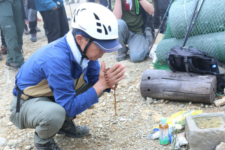 慰霊のため手を合わせる遺族＝２８日午前、御嶽山頂