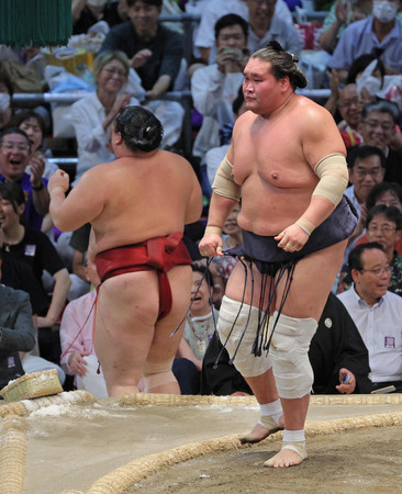 優勝決定戦で、隆の勝（左）を寄り切りで下した照ノ富士＝２８日、愛知・ドルフィンズアリーナ