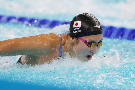 女子１００メートルバタフライ準決勝、池江璃花子の泳ぎ＝２７日、パリ