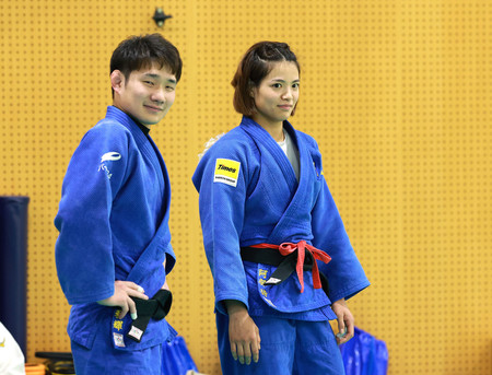 阿部詩選手（右）と森和輝さん＝５月３日、東京都北区