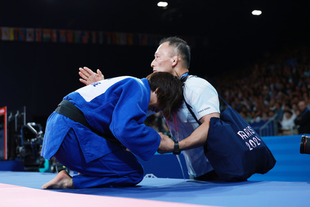 女子５２キロ級２回戦でウズベキスタンの選手に敗れた阿部詩選手（左）＝２８日、パリ