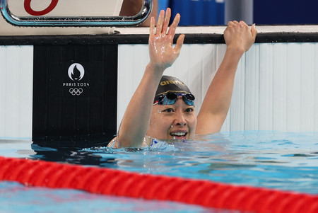 女子１００メートル平泳ぎの予選を終えた鈴木聡美＝２８日、パリ