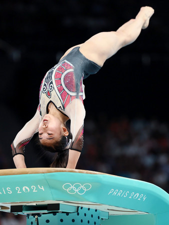 女子予選で跳馬の演技をする岸里奈＝２８日、パリ