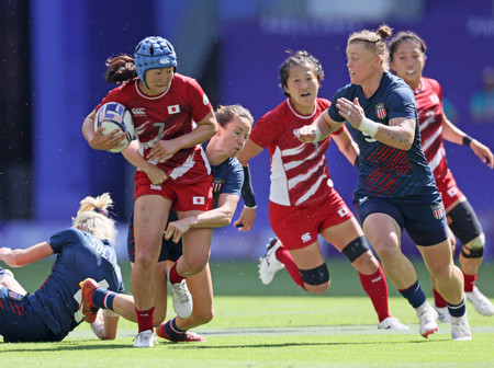 女子１次リーグの米国戦後半、タックルされる平野（手前左）＝２８日、サンドニ