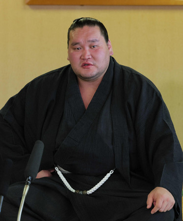 優勝から一夜明け、記者の取材に応じる照ノ富士＝２９日午前、名古屋市