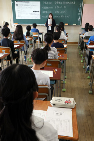 ２０２４年度全国学力・学習状況調査（全国学力テスト）に臨む児童＝４月１８日、東京都内の小学校