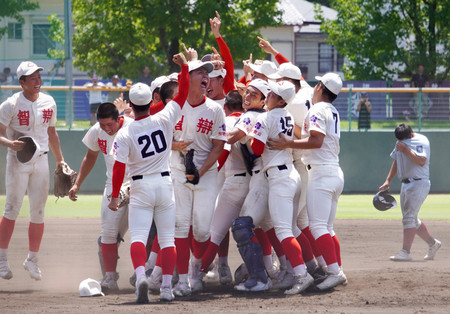 夏の甲子園出場が決まり、喜ぶ智弁和歌山ナイン＝２９日、和歌山市