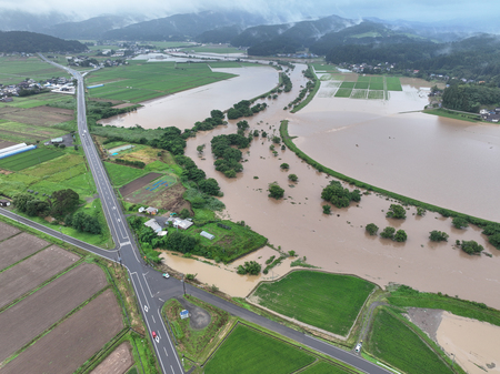 大雨の影響で堤防が決壊した石沢川＝２５日、秋田県由利本荘市（秋田県河川砂防課提供）