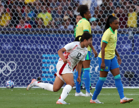 女子１次リーグ・ブラジル戦の後半、勝ち越しゴールを決めた谷川（手前）＝２８日、パリ（ＥＰＡ時事）