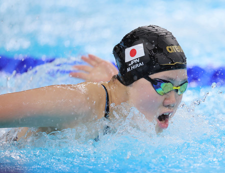 女子１００メートルバタフライ決勝で力泳する平井瑞希選手＝２８日、パリ